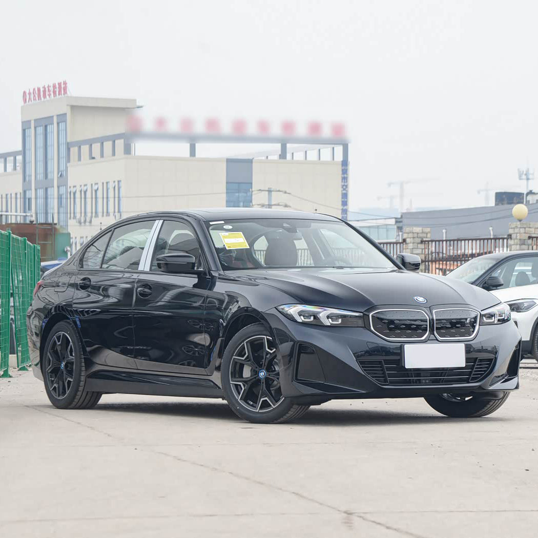 BMW i3 2025 года выпуска черный и красный цвета