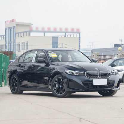 BMW i3 2025 года выпуска черный и красный цвета