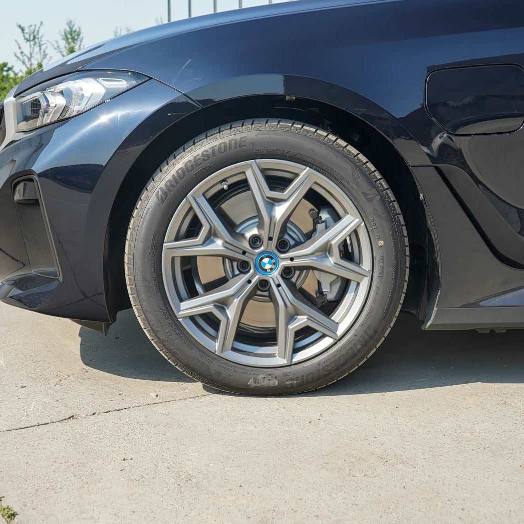 BMW i3 2025 года выпуска черный и красный цвета
