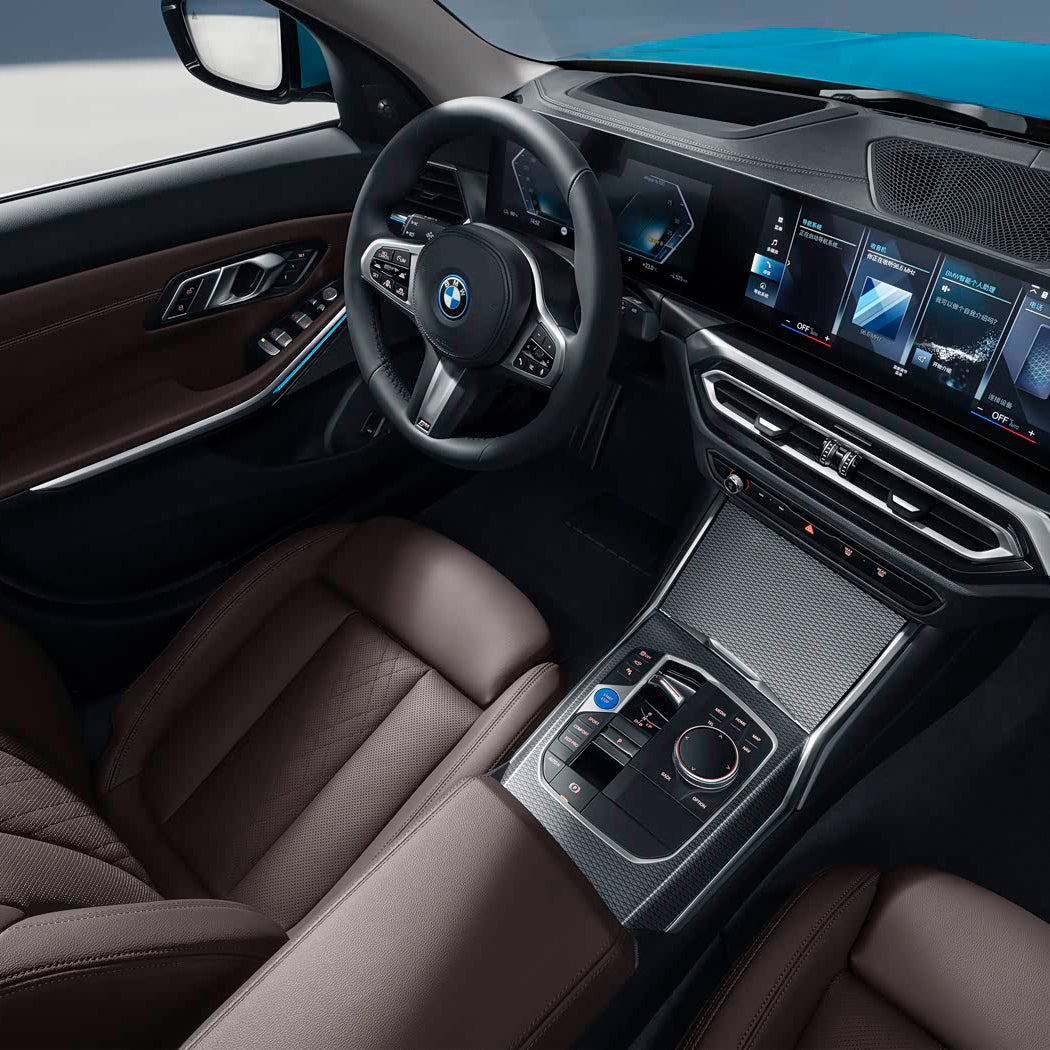 BMW i3 2025 года выпуска черный и красный цвета