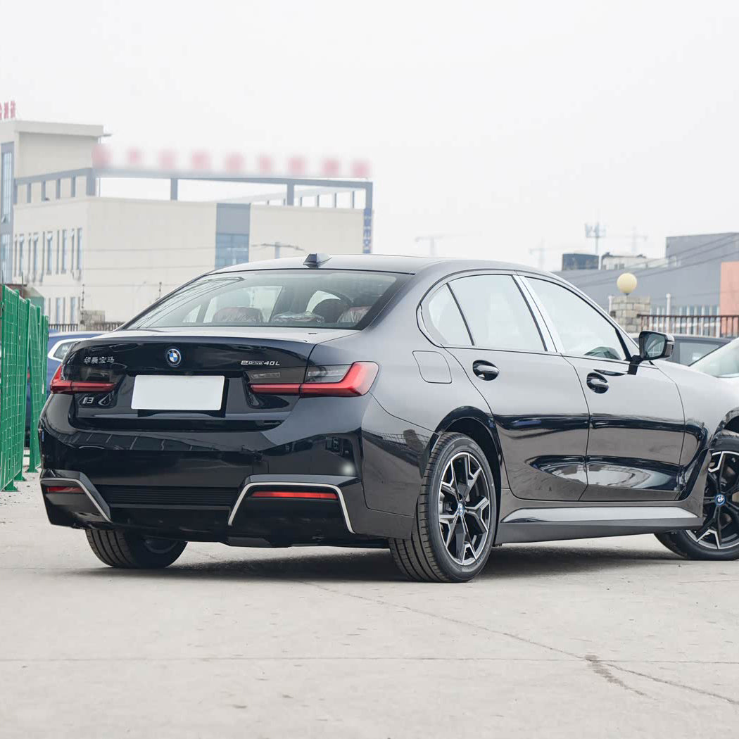 BMW i3 2025 года выпуска черный и красный цвета