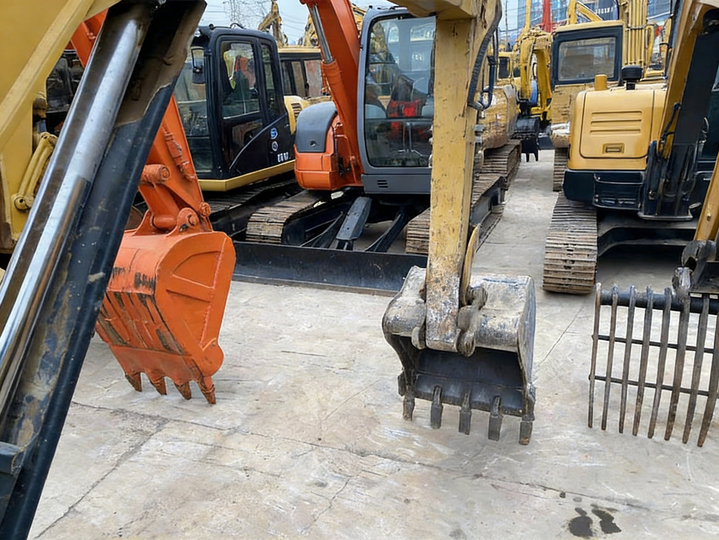 Подержанный экскаватор Caterpillar 305.5E2